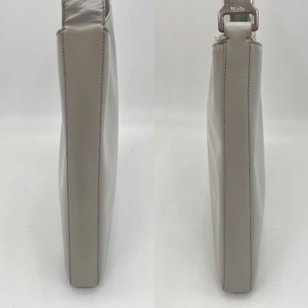 PRADA ワンショルダーバッグ 肩掛け ロゴ金具 カーフレザー オフホワイト