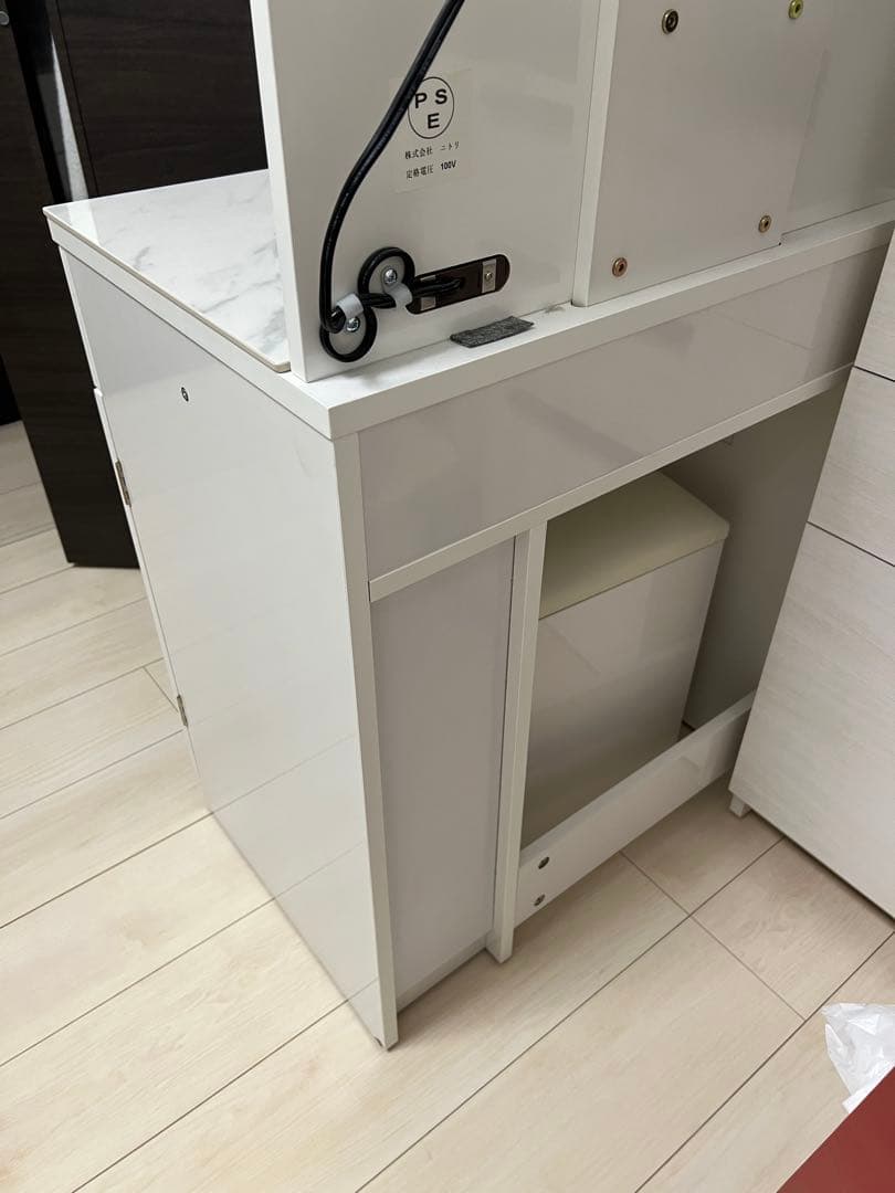 ホワイトドレッサー・鏡台(引き取りの場合は1万円)