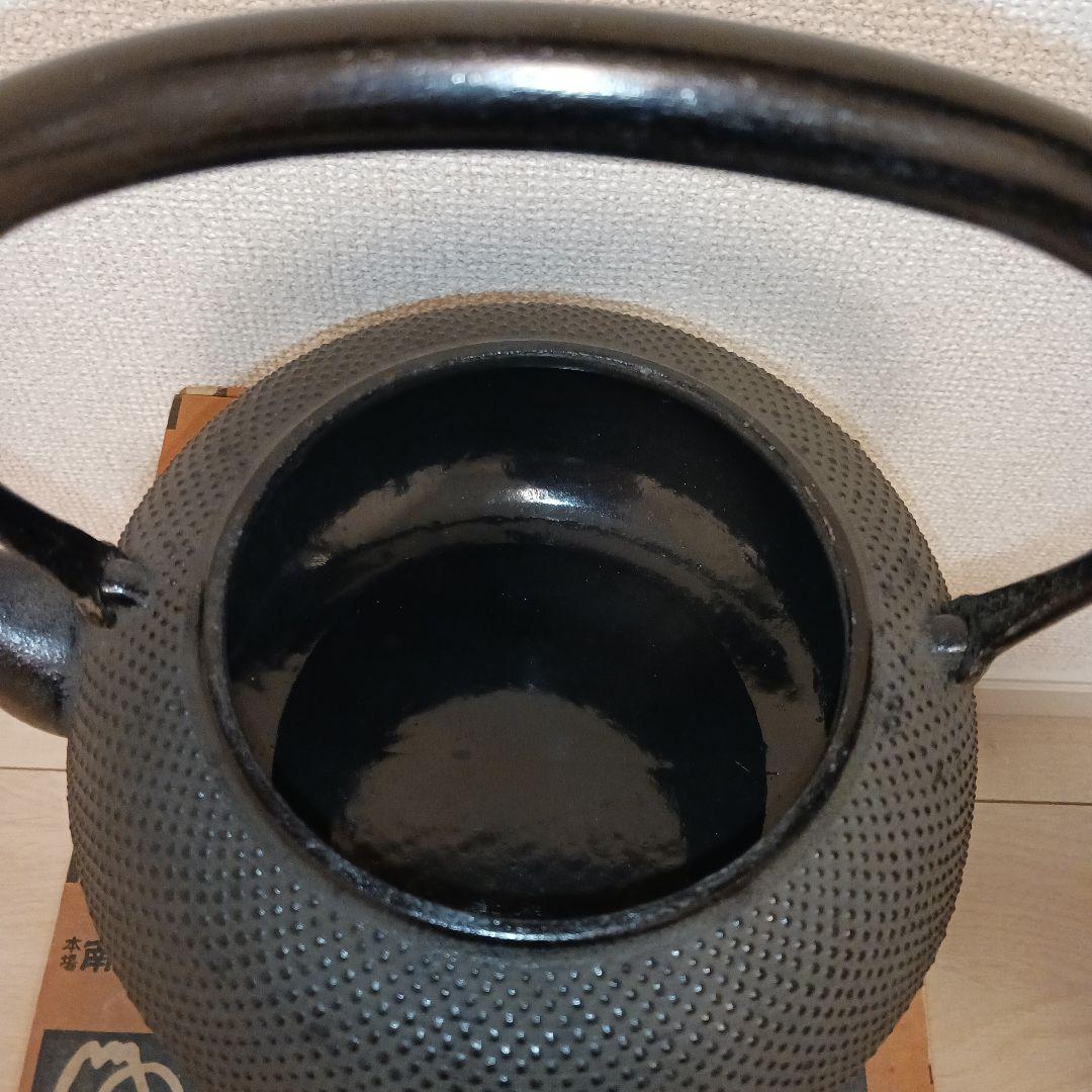 新品　未使用品　共箱　栞　タグ付　南部名工　岩鋳造 １８型万代アラレ　南部鉄瓶