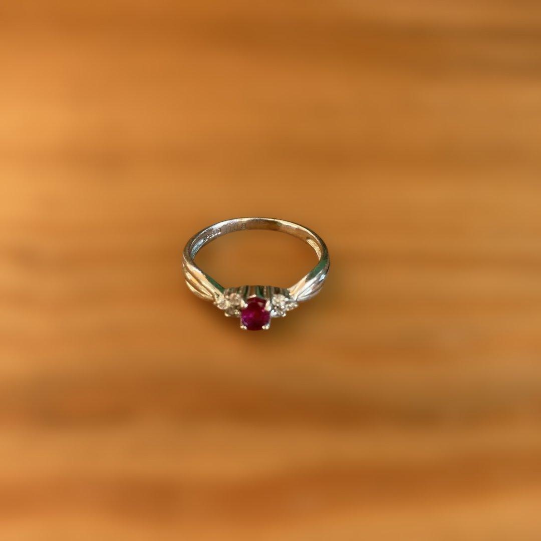 小さなルビーのプラチナリング