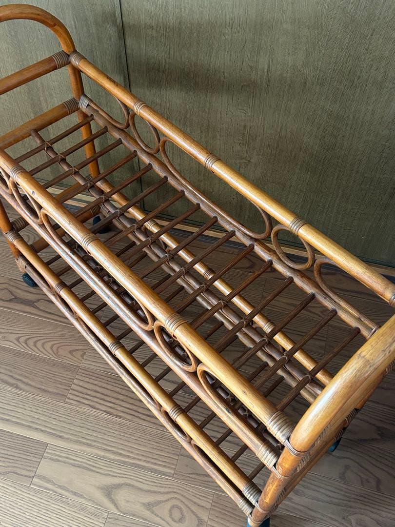 キャスター付きのラタン製2段ラック