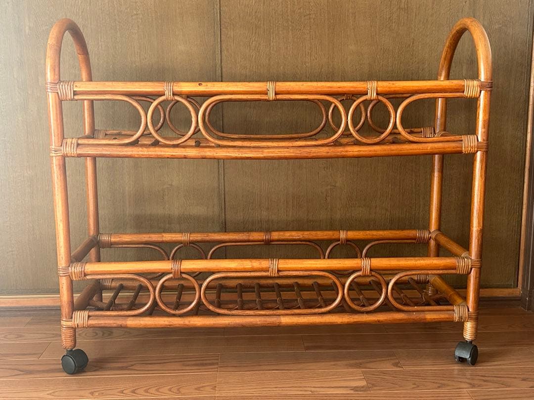 キャスター付きのラタン製2段ラック