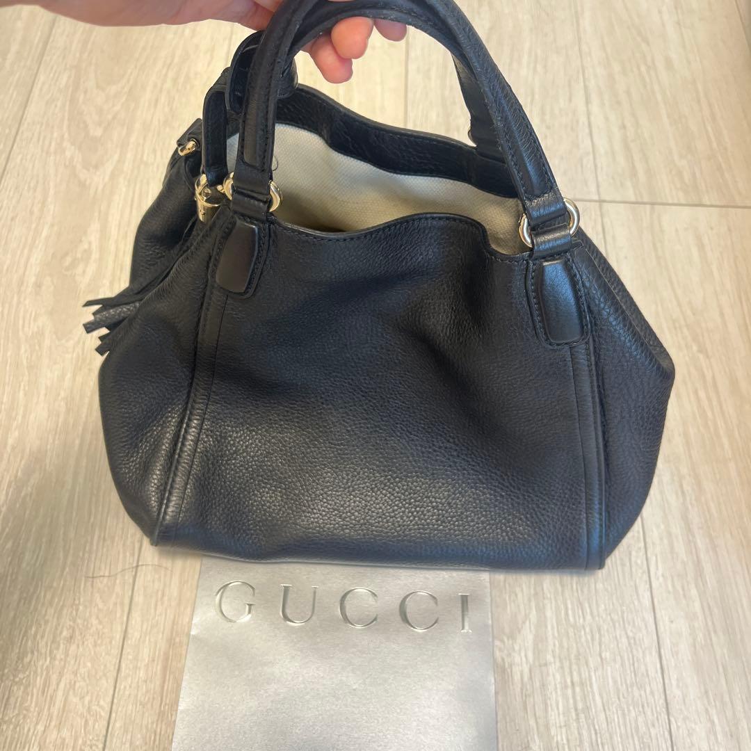 GUCCI ブラックレザーハンドバッグ