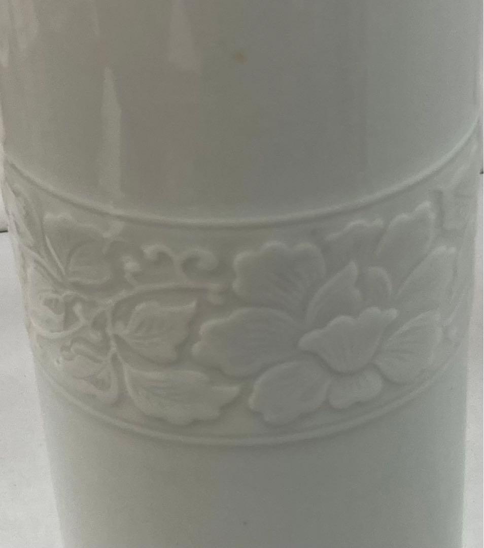 B165b  伊東陶山造「白瓷唐華文  花瓶」共箱　京都　尊式　華道具　茶道具