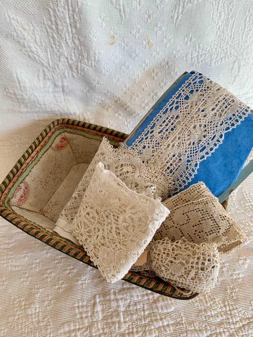 フランスアンティークローズ柄ファブリックパニエ＆アンティーク レースset