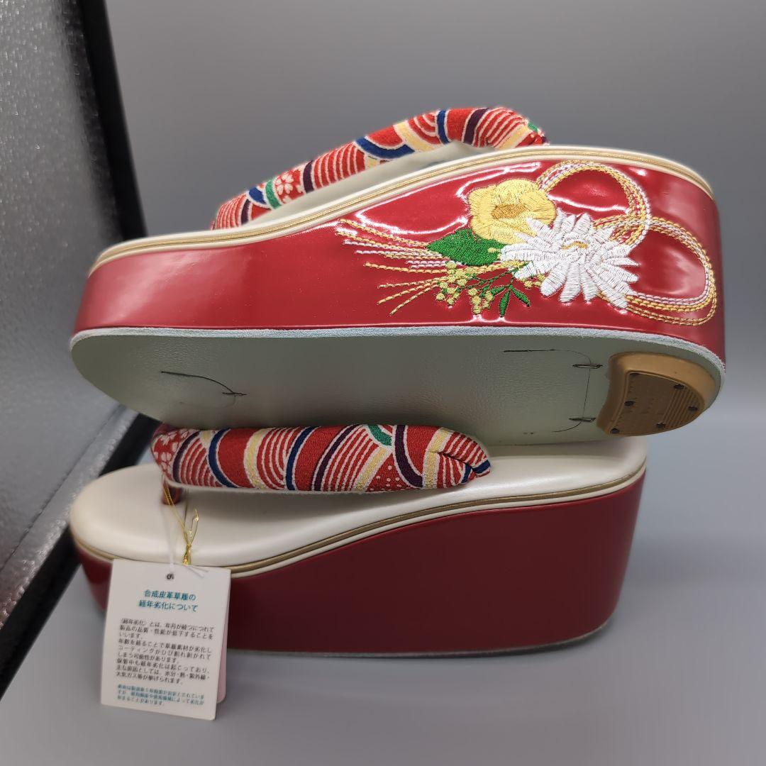 赤い花柄刺繍の和装用バッグと草履セット