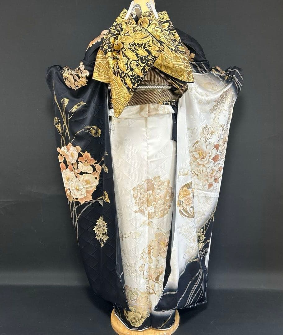 ゴージャスな黒白染め分けにゴールドの振袖セット