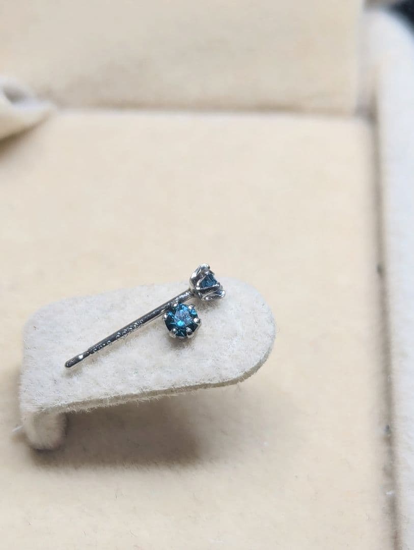 pt900 0.10 ブルーダイヤモンドピアス