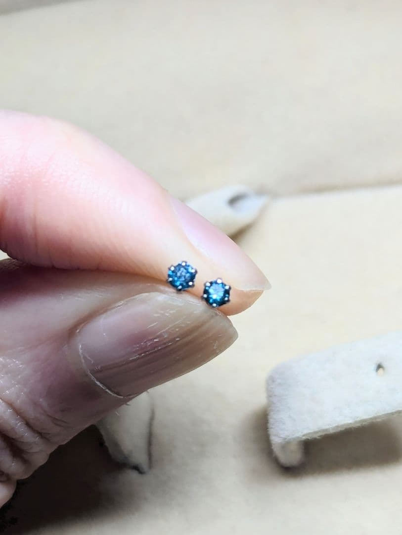 pt900 0.10 ブルーダイヤモンドピアス