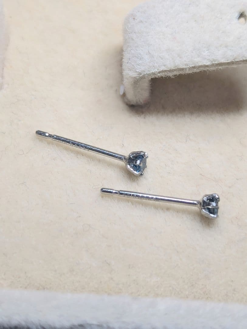pt900 0.10 ブルーダイヤモンドピアス