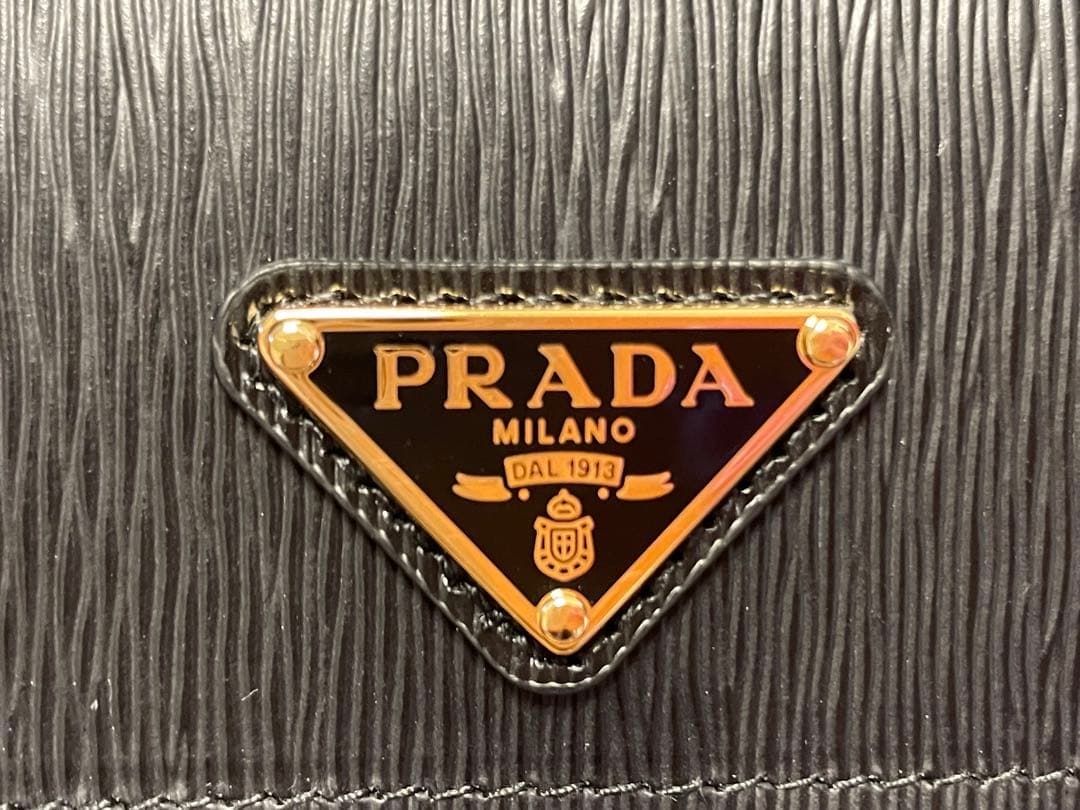 PRADA 二つ折り財布　ミニウォレット