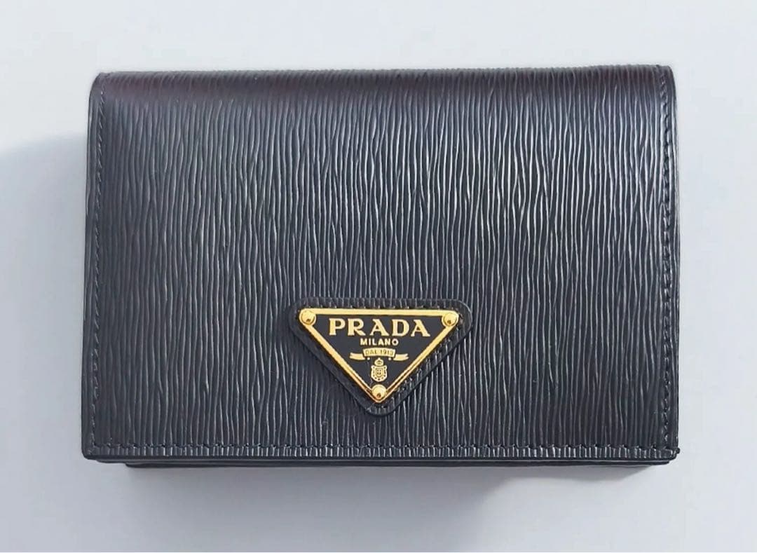 PRADA 二つ折り財布　ミニウォレット