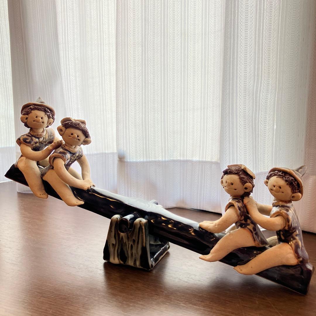 【送料無料】青芳人形 シーソーで遊ぶ子供たちの陶器の置物【匿名配送】