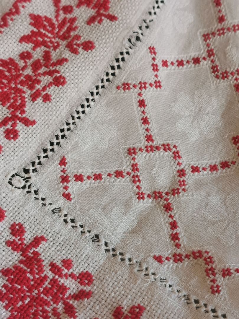 アンティークフランス ダマスク織 四つ葉紋クロス 赤糸小花✙＃刺繍 レッドワーク