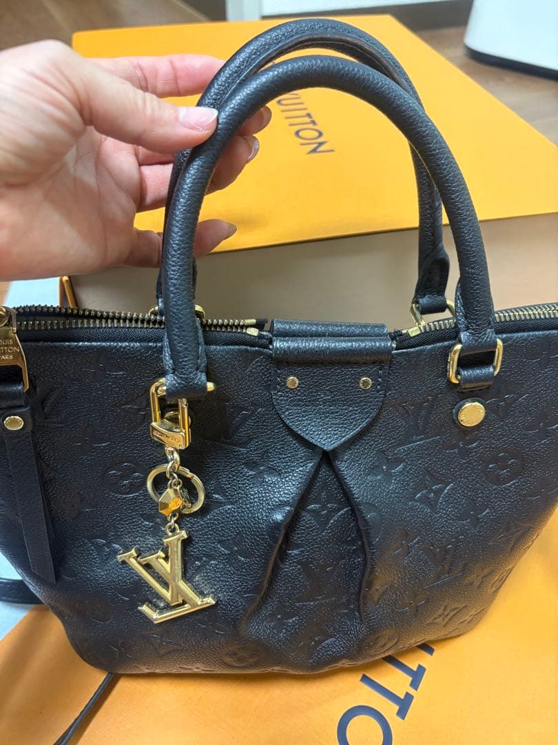 ルイ・ヴィトン ブラックレザーバッグ