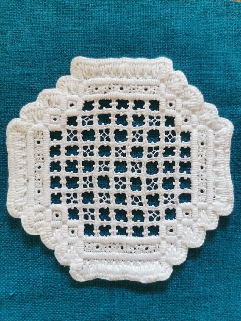 アンティーク北欧 ハーダンガー緻密な総刺繍レースコースター スクエアドイリー