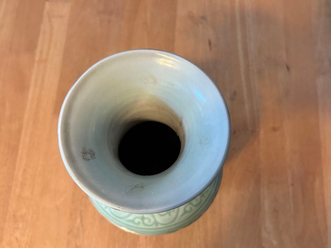 淡い緑色の彫刻模様の花瓶