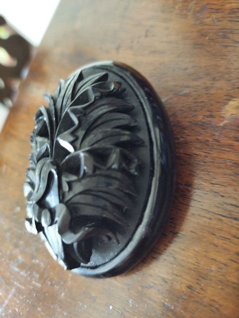 イギリスアンティークジェットのブローチ