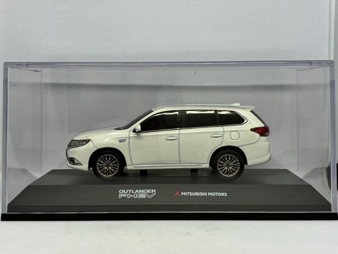 非売品 三菱 アウトランダーPHEV カラーサンプル 白