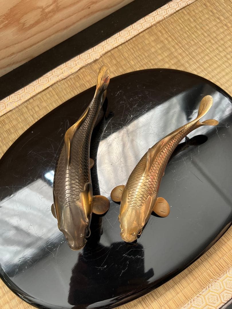 鯉の置物　金工師岩坪信光作　金属工芸品　鯉　縁起物　置物　信光　台座付き