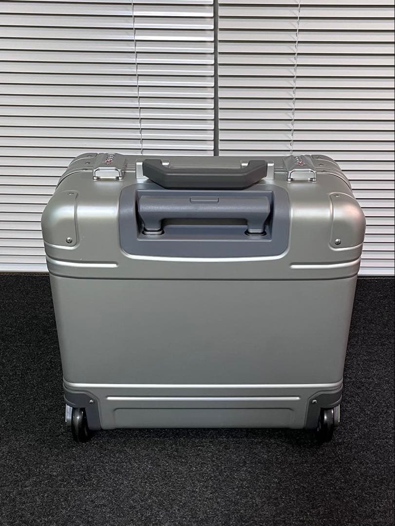 ZERO HALLIBURTON 2輪アルミキャリーケース