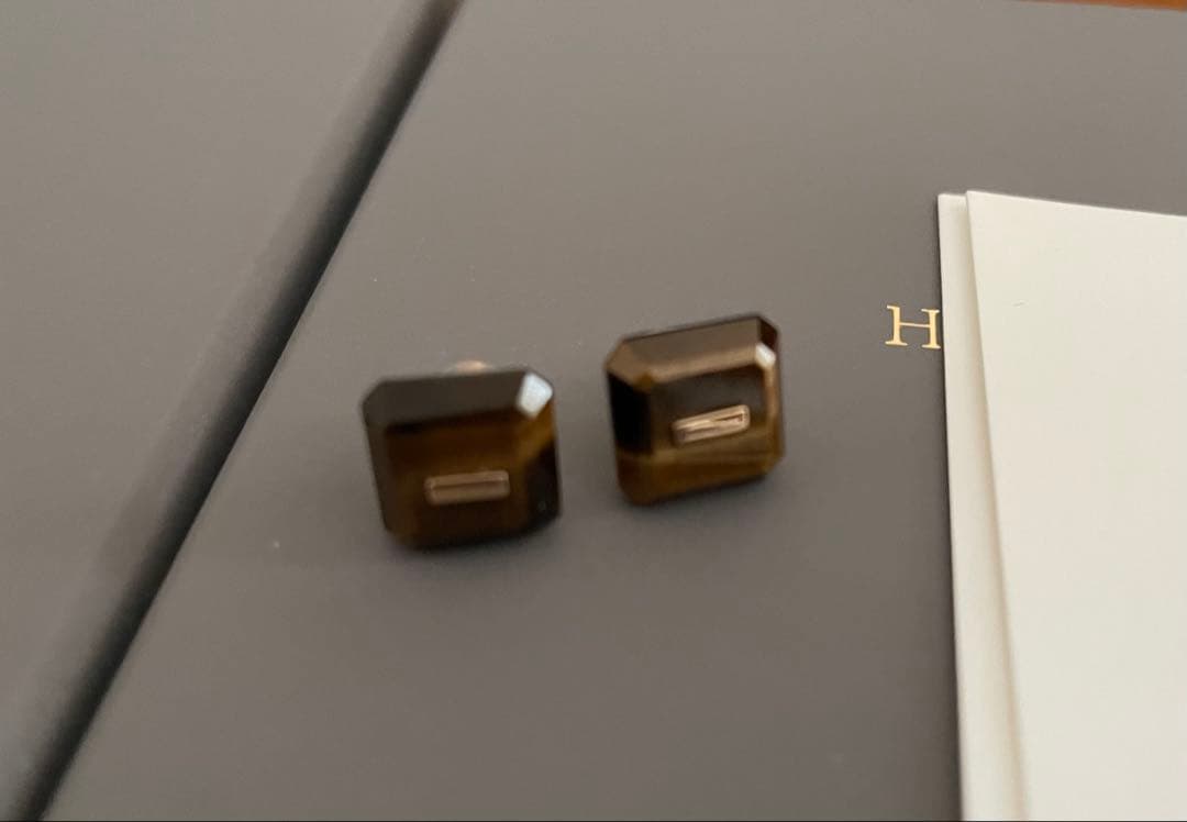 BIRD OF PARADISE ネイキッドスクエアストーン スタッドピアス