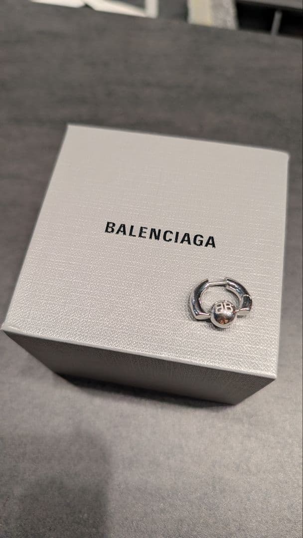 バレンシアガ　ピアスbalenciaga cut xs