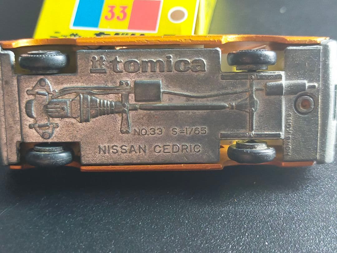 黒箱 トミカ No.33 ニッサン セドリック 4ドアハードトップ 香港製 香港