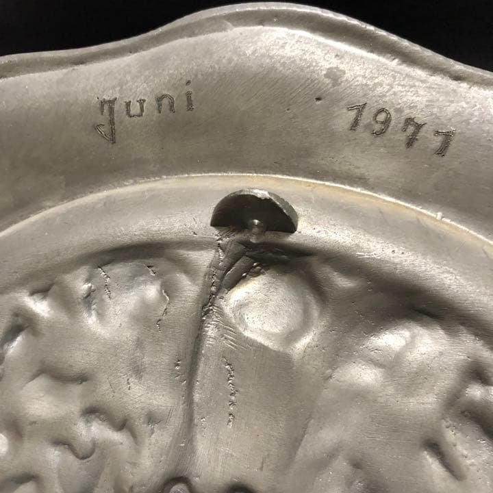 珍品◼️蔵からカッコイイ西洋騎士のアンティークなブロンズの盾の様なのが出て来ました