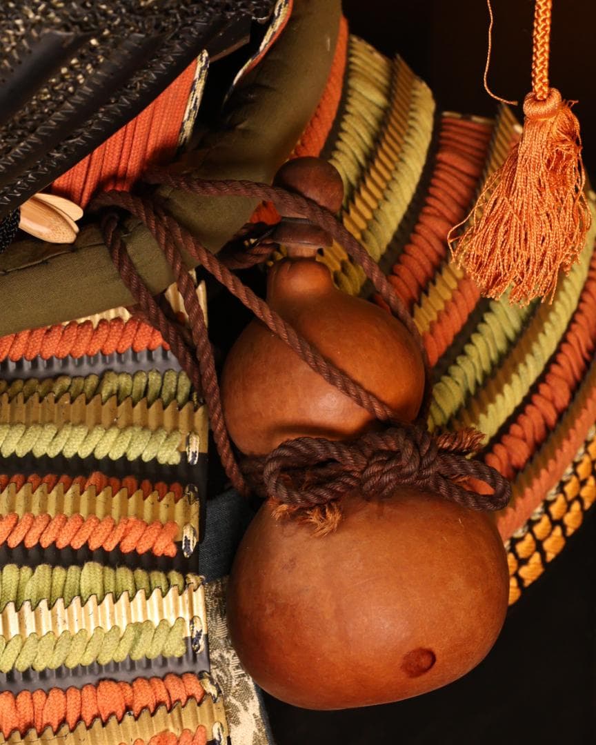 BY10　甲冑　具足　剣独鈷紋前立　黒胴当世素掛 緋縅　鎧櫃付き　等身大　武具