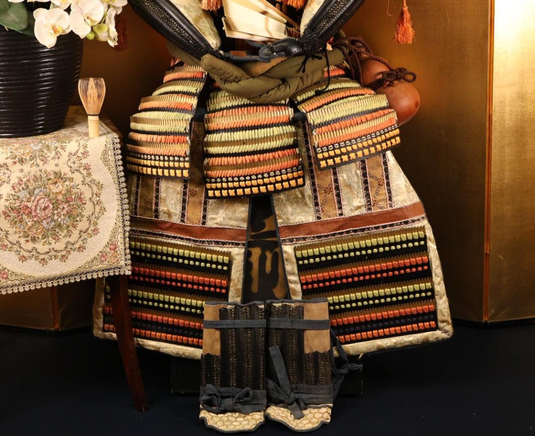 BY10　甲冑　具足　剣独鈷紋前立　黒胴当世素掛 緋縅　鎧櫃付き　等身大　武具