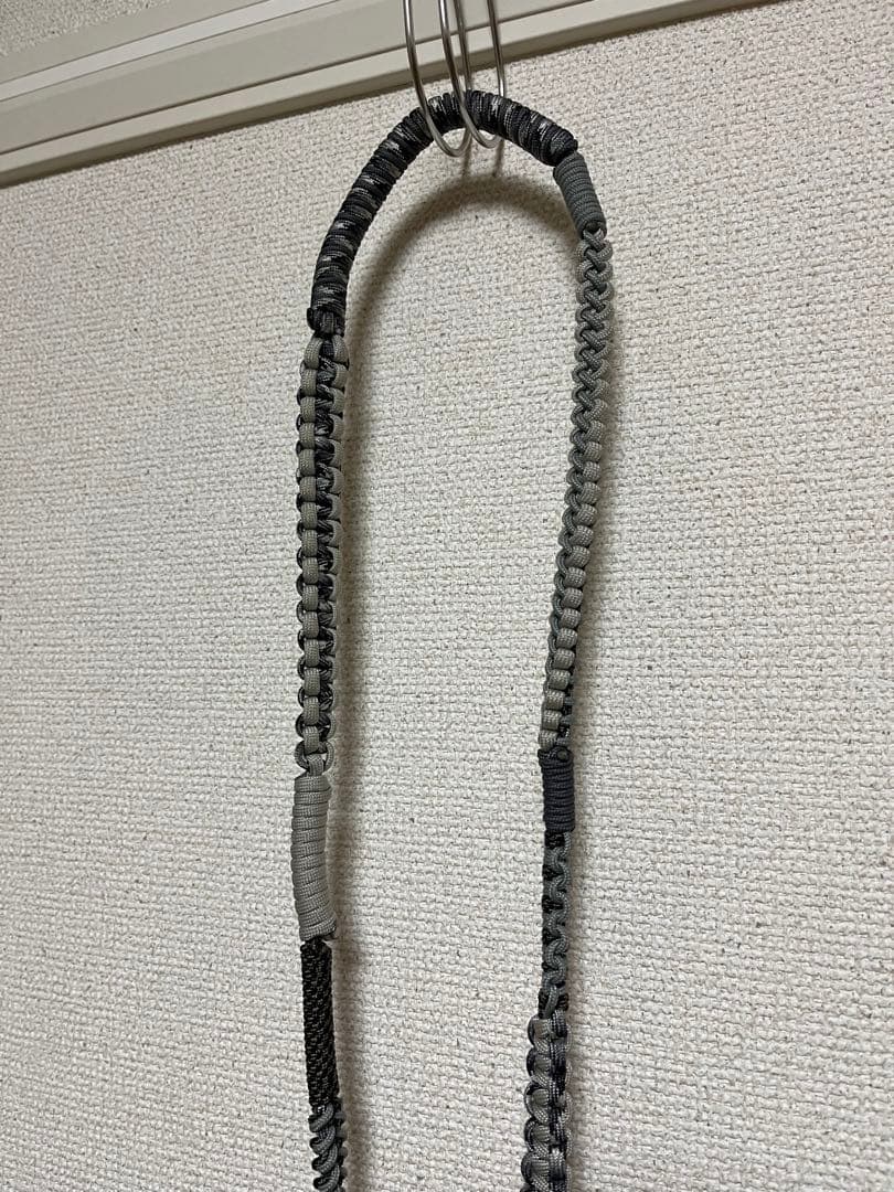 B:TOGETHER 乱痴気　ナイロン製グレー系ストラップ カラビナ付き