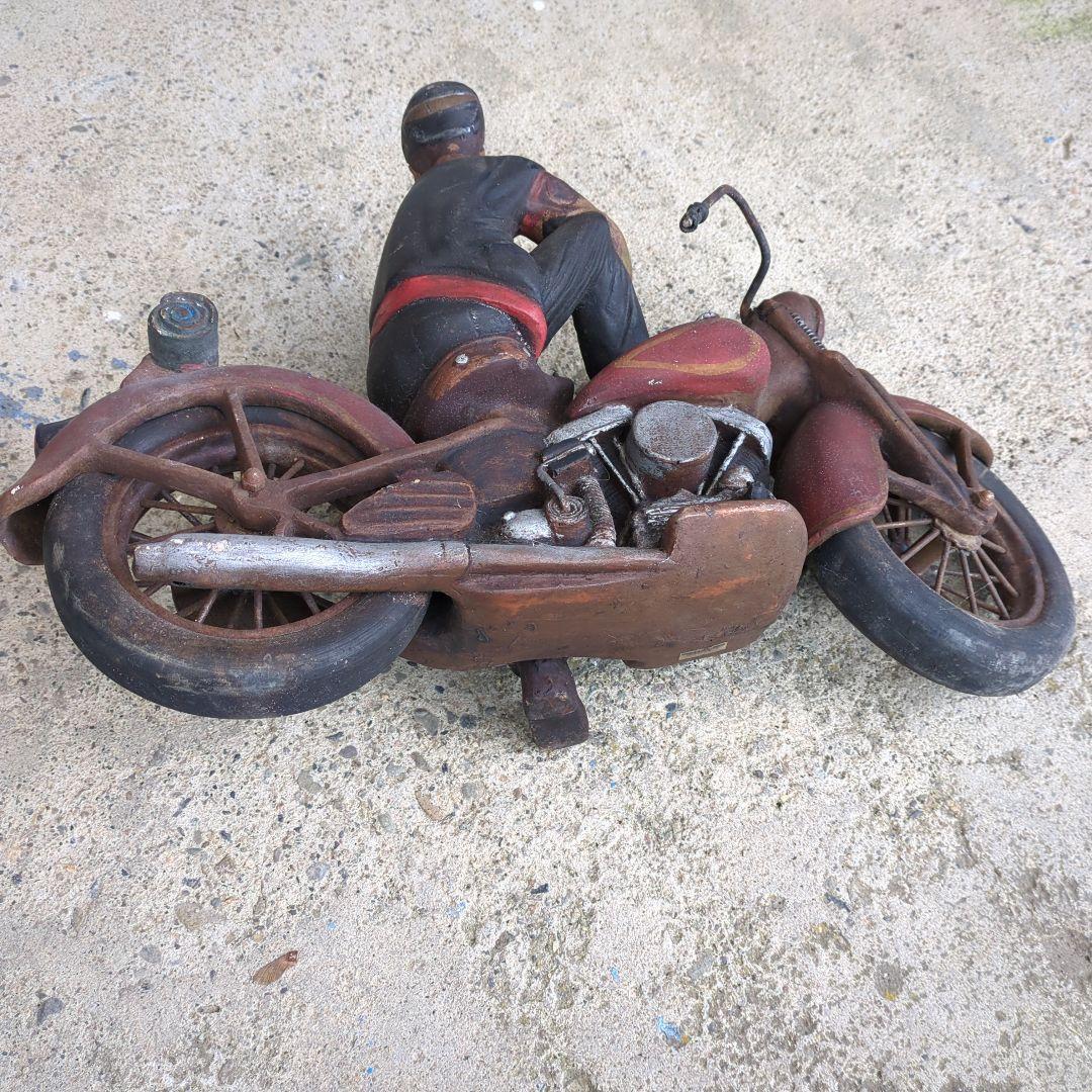 ハーレーダビッドソン　レトロ　一人旅　荒野