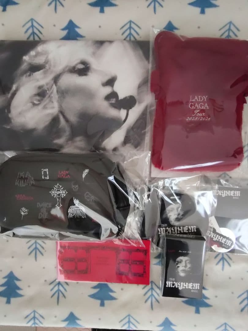 レディガガ THE MAYHEM BALL VIP GOLDグッズ