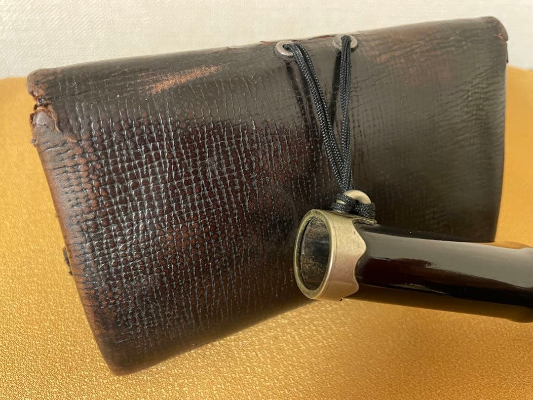 日本製アンティーク　キセル筒付き革製タバコ入れ