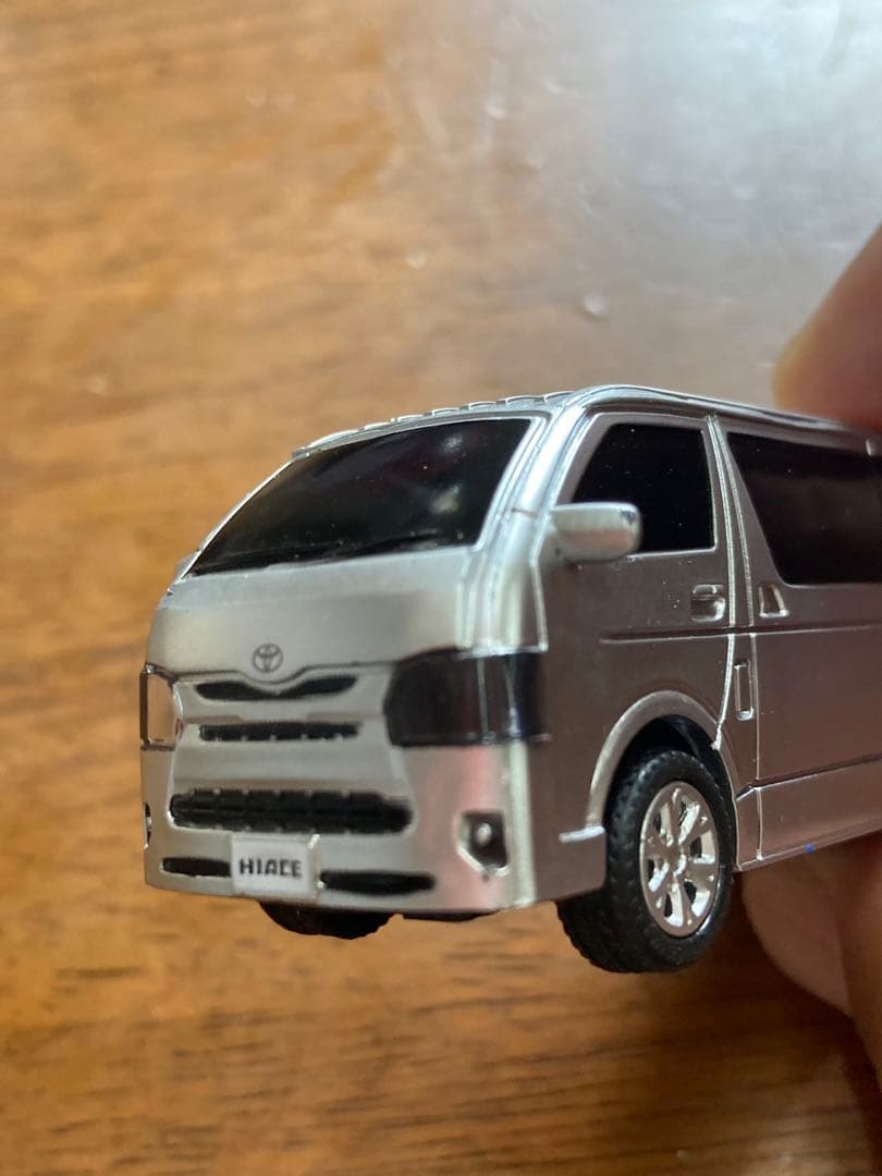 ギンギラ　トヨタ ハイエース ミニカー シルバー　プラ