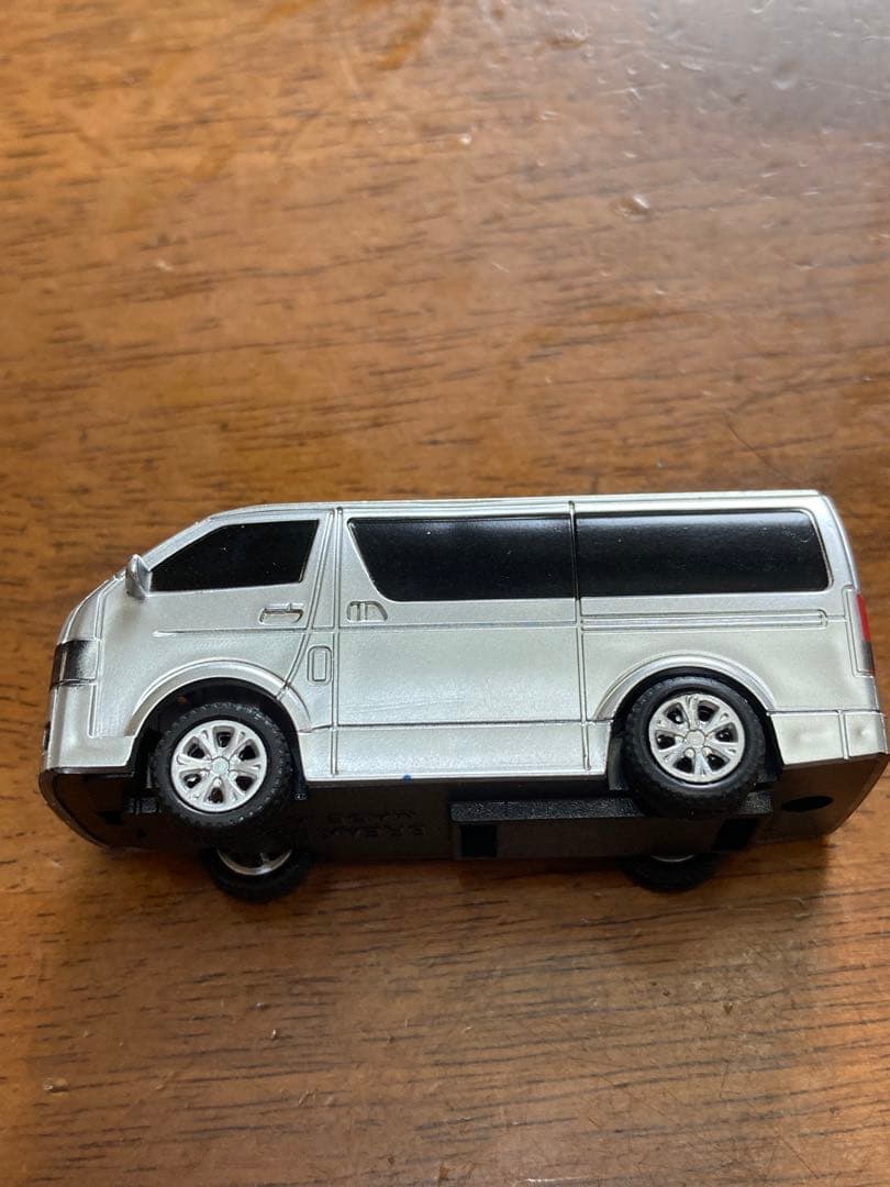 ギンギラ　トヨタ ハイエース ミニカー シルバー　プラ