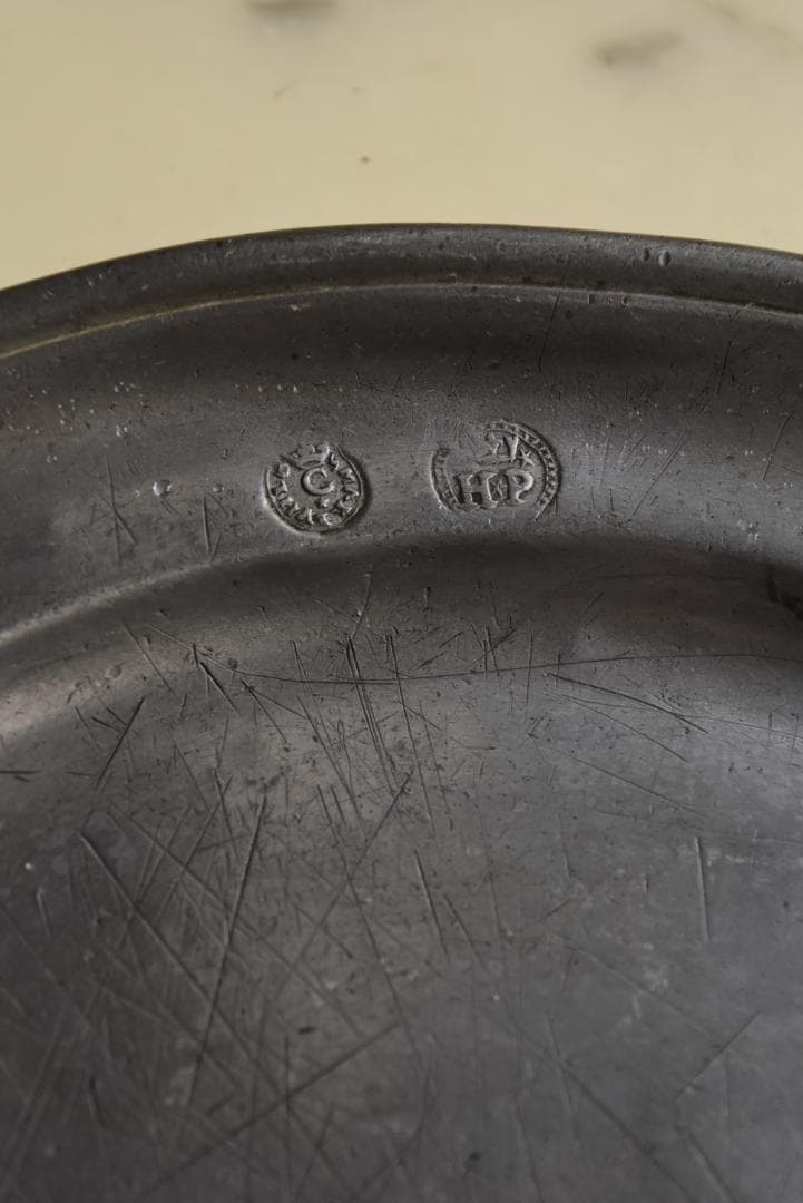 フランス18/19世紀　キズキズ　イニシャル　エタン皿　アンティーク