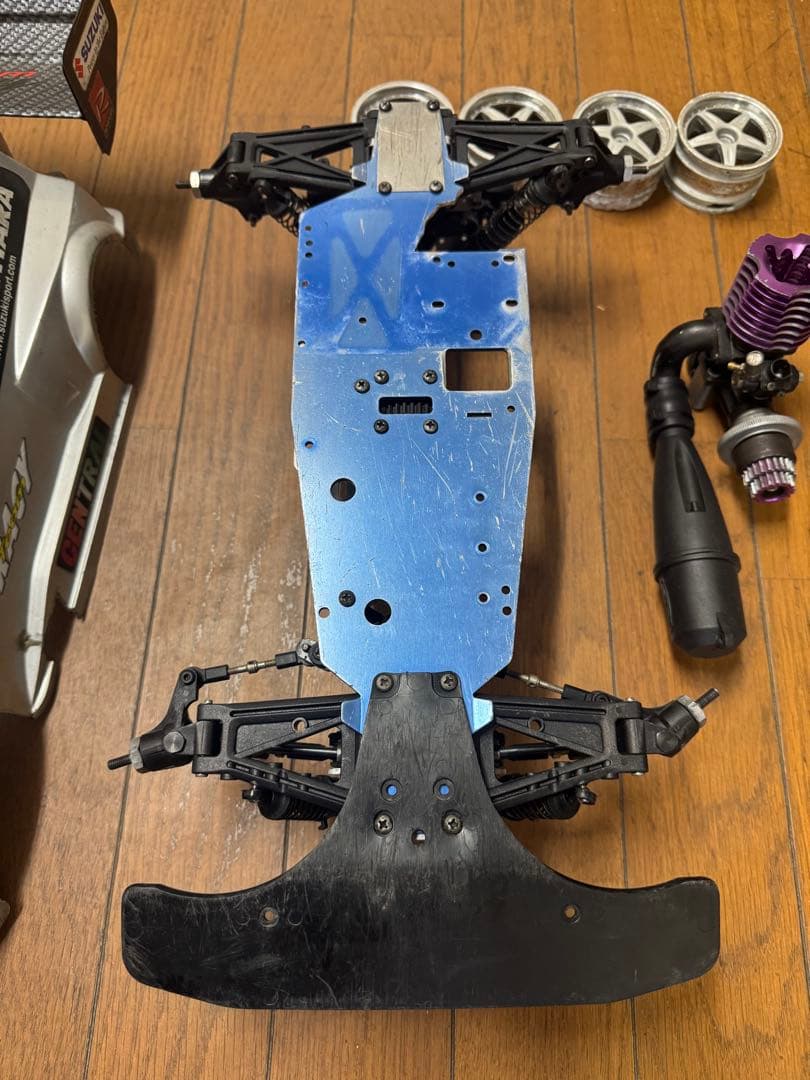 京商シャシ、HPIエンジン、ボディ