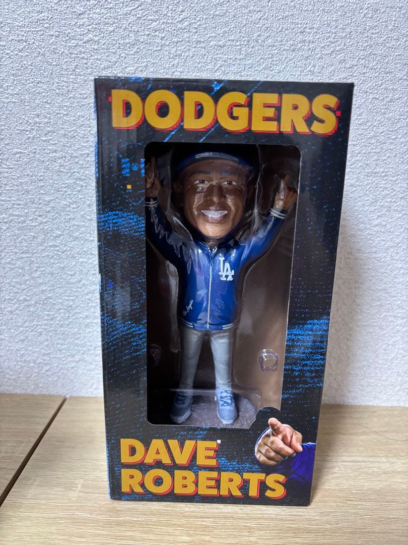 4/26特典　ドジャース　ロバーツ監督ボブルヘッド人形
