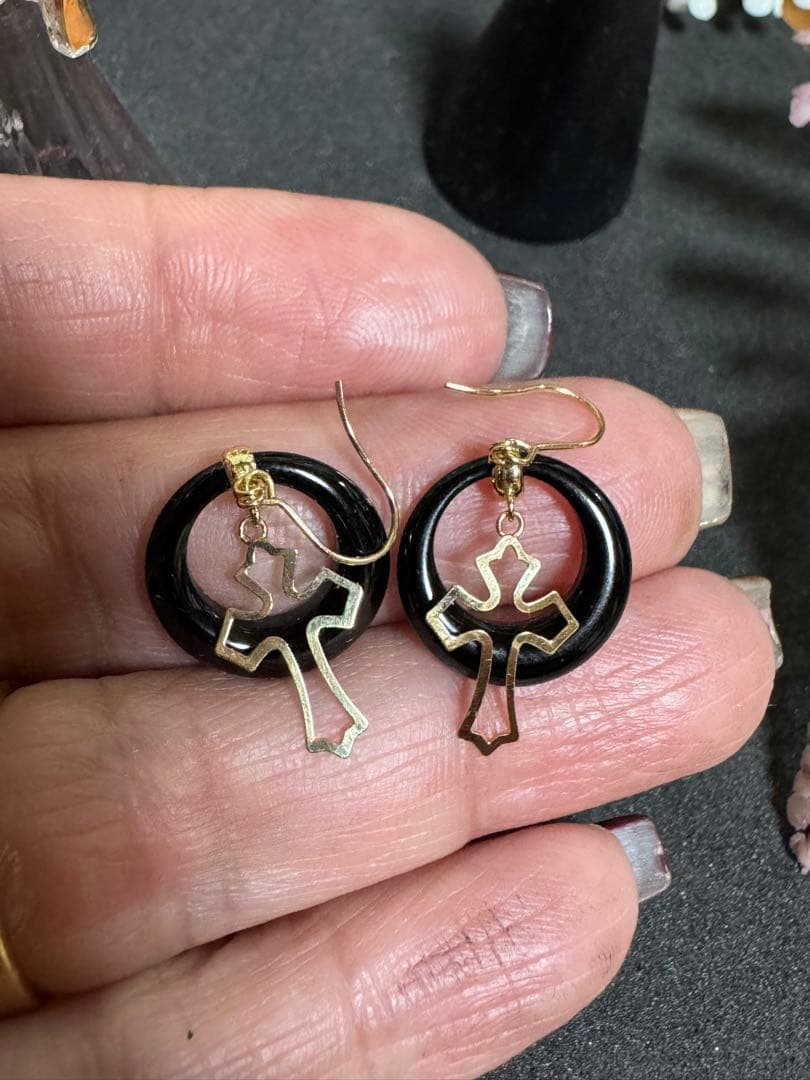 オニクスクロスモチーフ フックピアス 黒