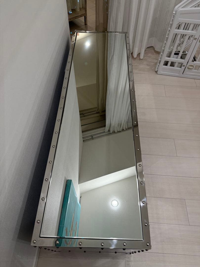 お値下け中【KARE】ミラー仕上げのテレビボード 引き出し付き