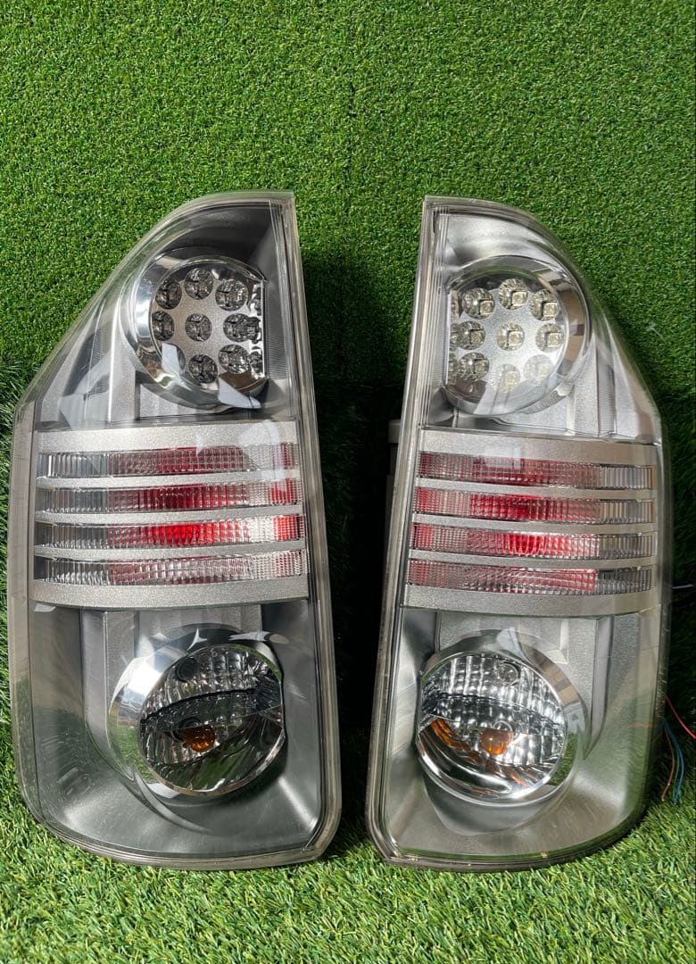 70系ヴォクシー純正LEDテールランプ ICHIKOH 28-199