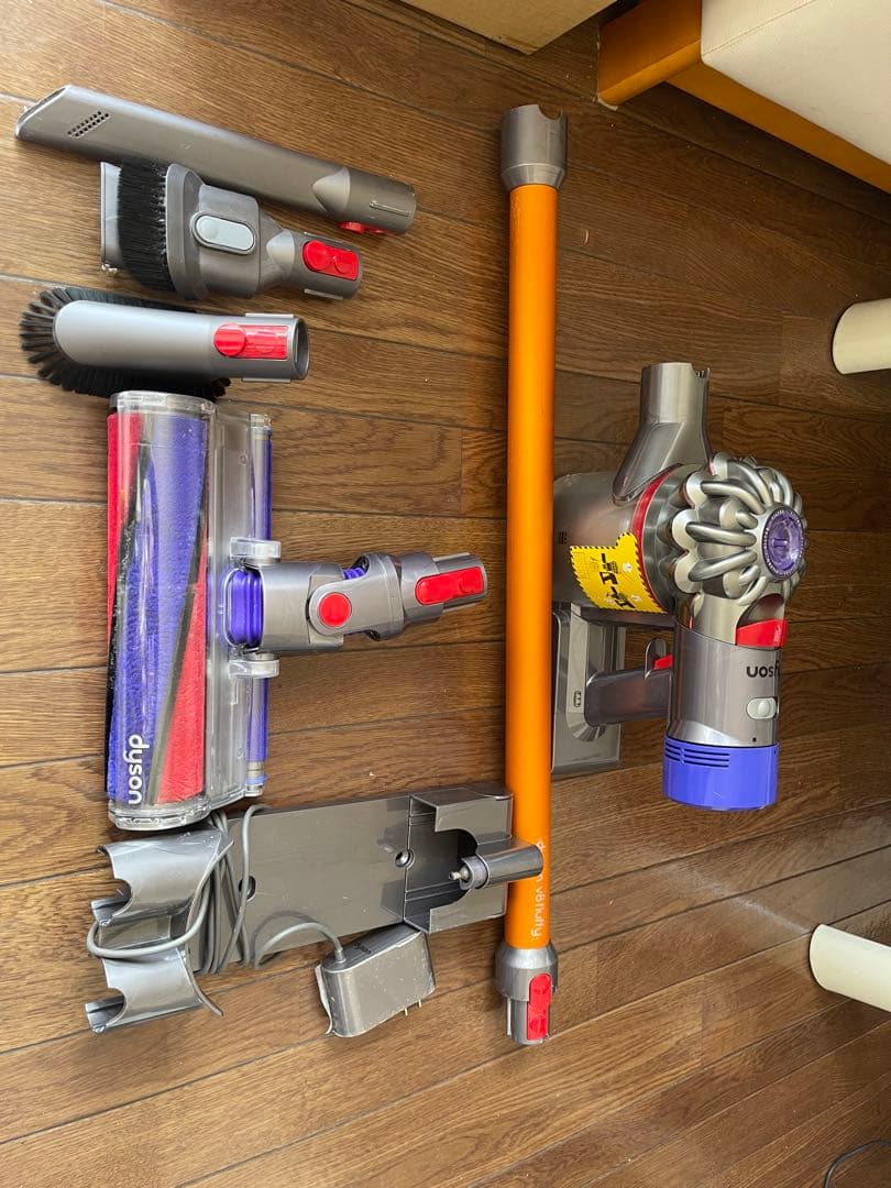 Dyson (ダイソン) - V8 (SV10K) コードレス掃除機 付属品付き