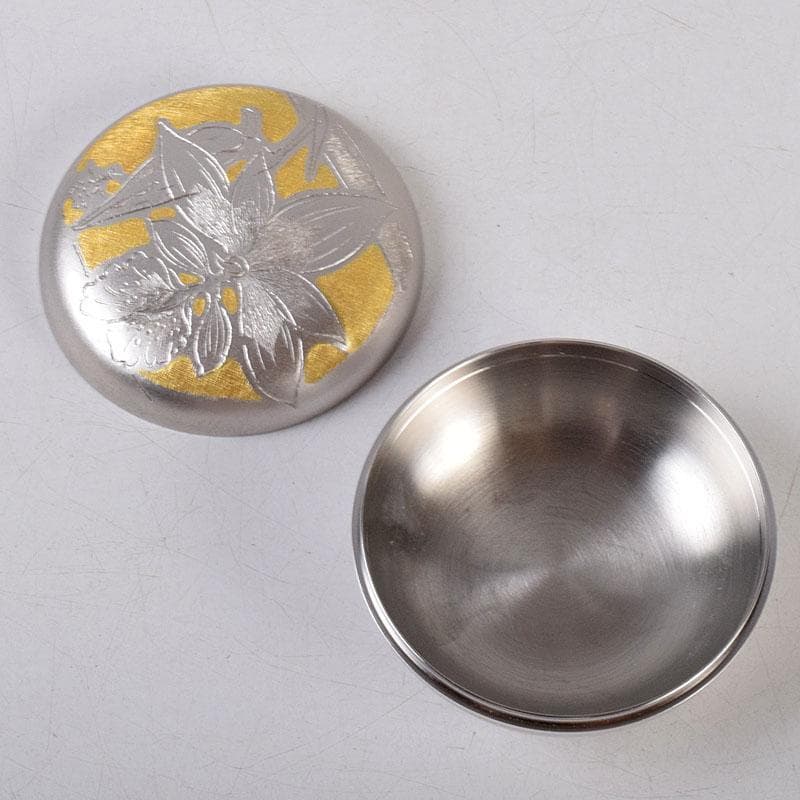 茶道具　帖佐美行作　銅地金銀鍍金　彫金香合　春蘭想　共箱　C　8579