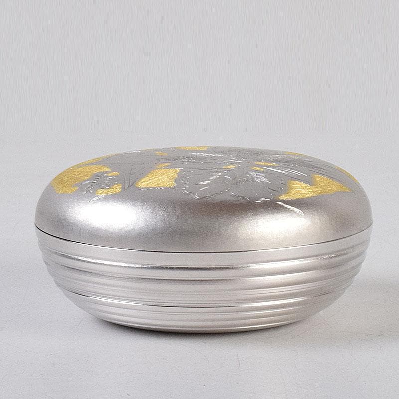 茶道具　帖佐美行作　銅地金銀鍍金　彫金香合　春蘭想　共箱　C　8579