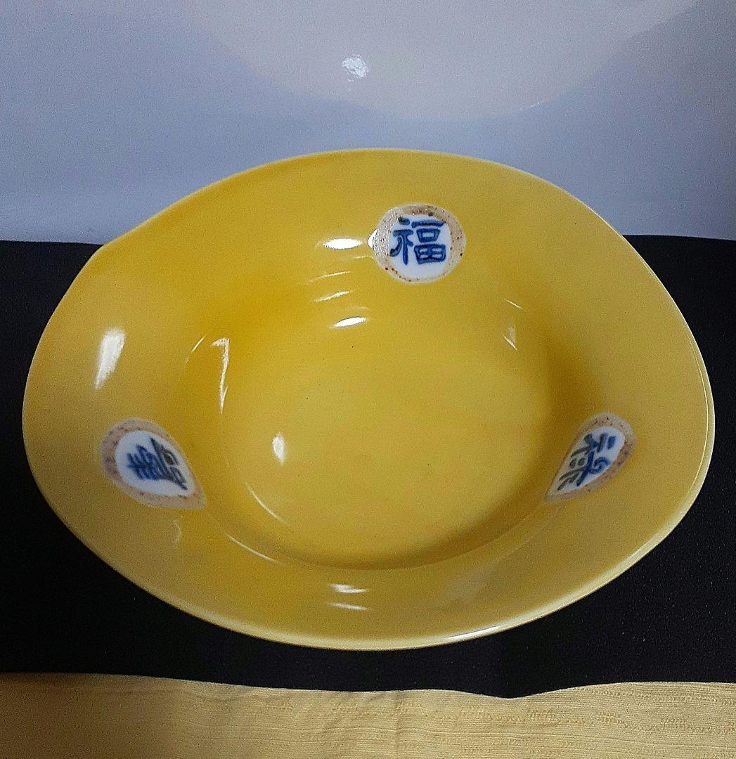 黄色の四角い陶器皿　菓子器です