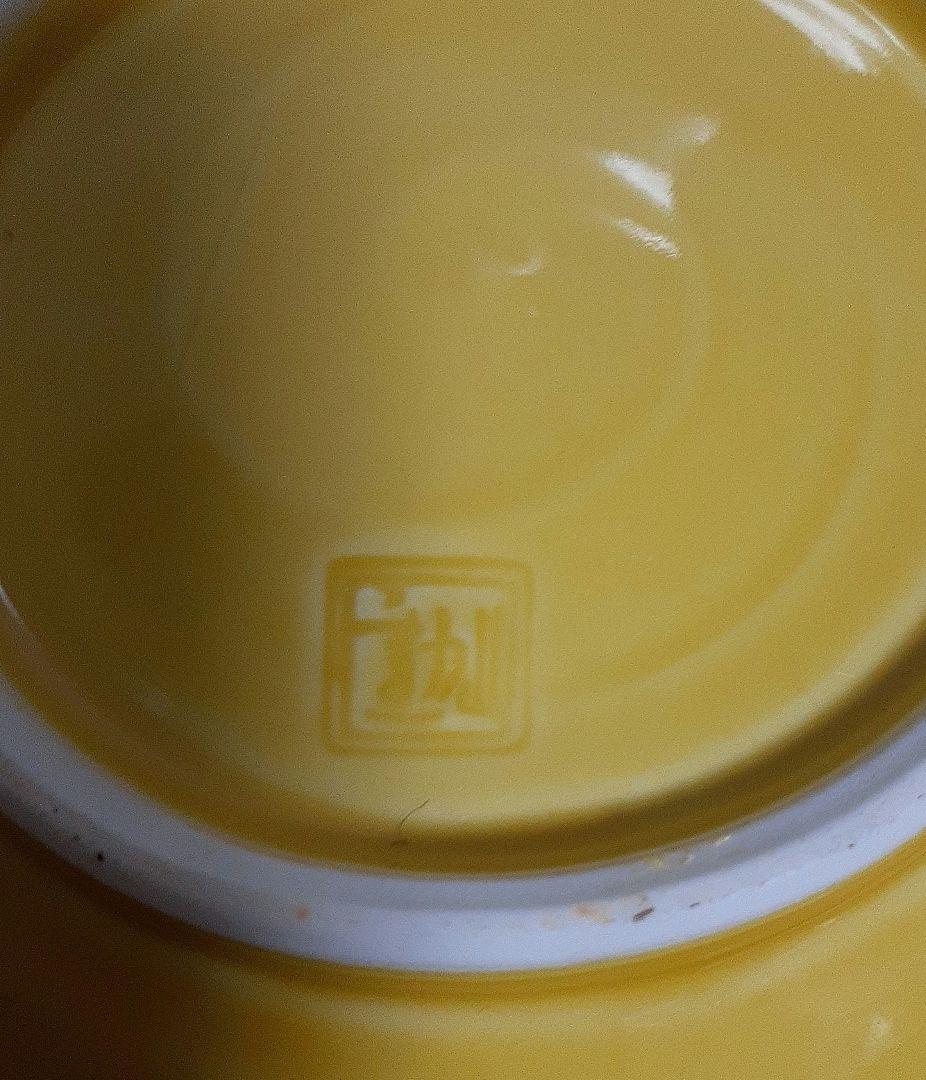 黄色の四角い陶器皿　菓子器です