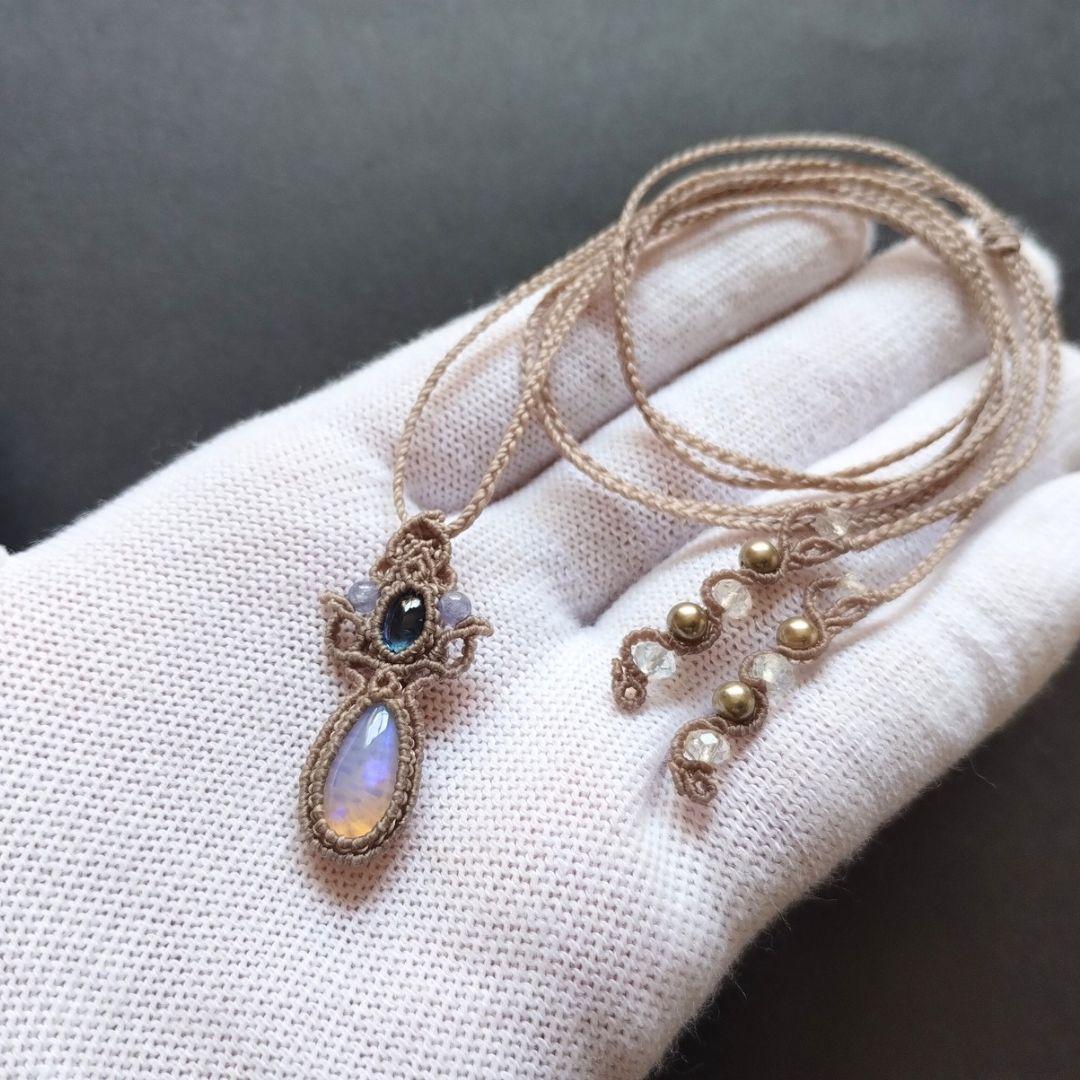 【あさ】オパール&サファイヤのマクラメ編みネックレス　ペンダント　天然石