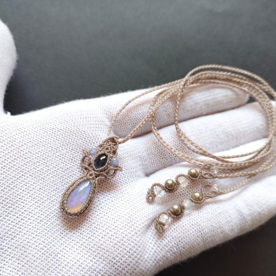 【あさ】オパール&サファイヤのマクラメ編みネックレス　ペンダント　天然石